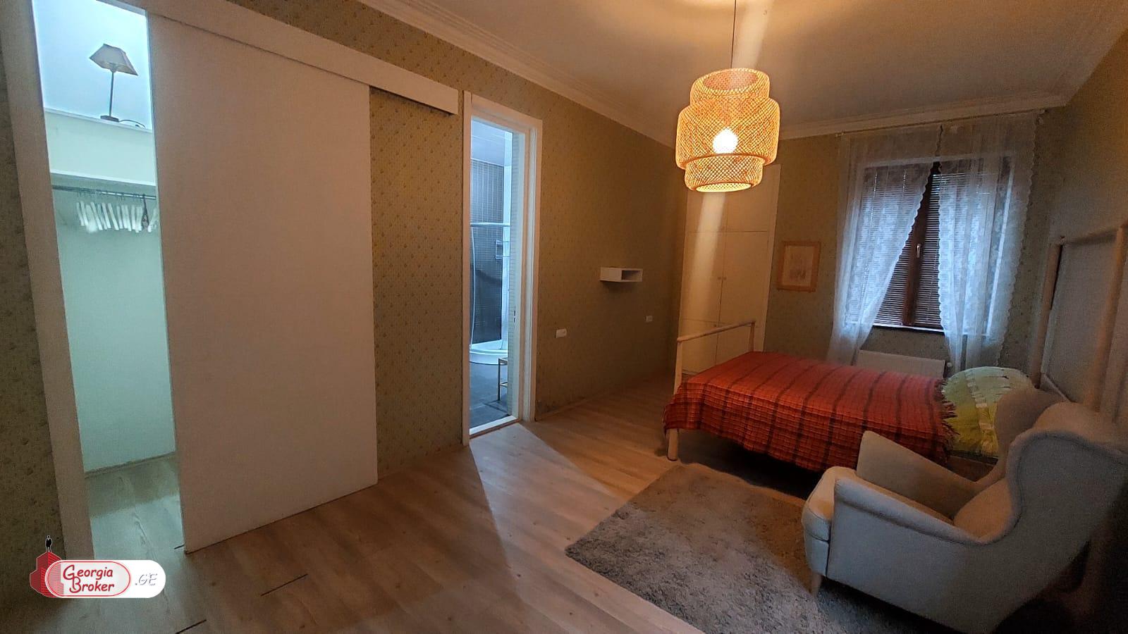 продается дом с новым ремонтом 9-комнат